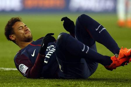 Nach seiner Verletzung ist Fußballer Neymar kurzzeitig auf einen Rollstuhl angewiesen Nach seiner Verletzung ist Fußballer Neymar kurzzeitig auf einen Rollstuhl angewiesen