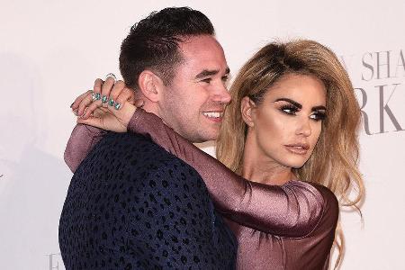 Katie Price lässt sich von ihrem dritten Ehemann Kieran Hayler scheiden Katie Price lässt sich von ihrem dritten Ehemann Kieran Hayler scheiden
