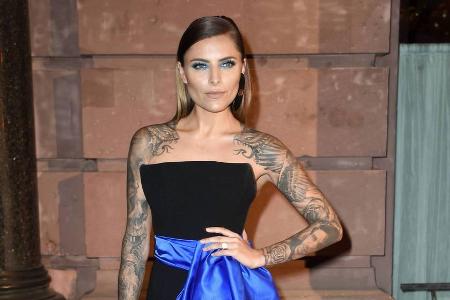 Hat sie oder hat sie nicht? Die Fans fragen sich, ob Sophia Thomalla ihre Helene-Fischer-Tattoo-Wette eingelöst hat Hat sie oder hat sie nicht? Die Fans fragen sich, ob Sophia Thomalla ihre Helene-Fischer-Tattoo-Wette eingelöst hat