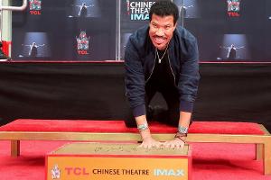 Lionel Richie hinterlässt seine Handabdrücke am Hollywood Boulevard