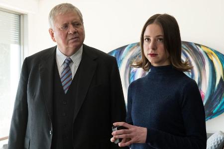 Staatsanwalt Bernd Reuther (Rainer Hunold) bei dem Medium Tabea Thau (Sandra von Ruffin) Staatsanwalt Bernd Reuther (Rainer Hunold) bei dem Medium Tabea Thau (Sandra von Ruffin)