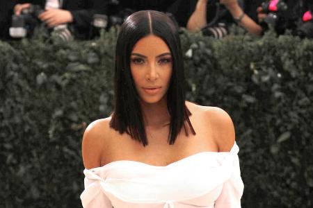 Kim Kardashian hat sich einen heftigen Photoshop-Fail geleistet Kim Kardashian hat sich einen heftigen Photoshop-Fail geleistet