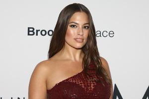 Ashley Graham trainiert - mit einer Frau auf ihren Schultern!
