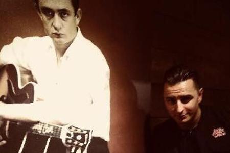 Andreas Gabalier (r.) vor einem Foto von Johnny Cash Andreas Gabalier (r.) vor einem Foto von Johnny Cash