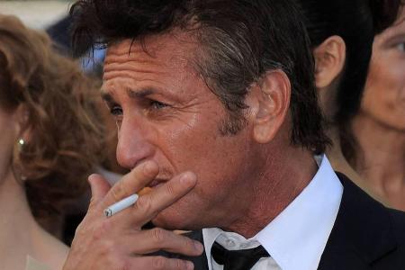 Ob auf dem roten Teppich von Cannes oder im US-Fernsehen: Sean Penn lässt sich das Rauchen nicht nehmen Ob auf dem roten Teppich von Cannes oder im US-Fernsehen: Sean Penn lässt sich das Rauchen nicht nehmen