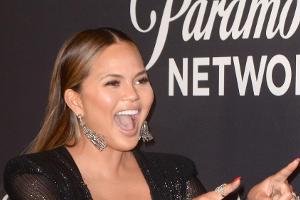 Chrissy Teigen zeigt ihre Schwangerschaftsstreifen