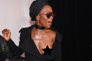 Naomi Campbell: Ohne BH bei der Paris Fashion Week