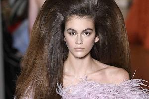 Kaia Gerber: Voluminöser Auftritt bei der Valentino-Show in Paris