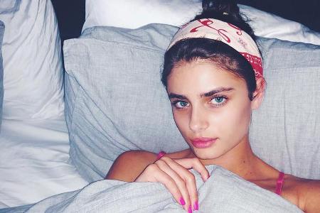 Taylor Hill weiß sich in heißen Nächten zu helfen: Das Model trägt die Haare zusammengebunden und extra wenig Stoff, um nich... Taylor Hill weiß sich in heißen Nächten zu helfen: Das Model trägt die Haare zusammengebunden und extra wenig Stoff, um nich...