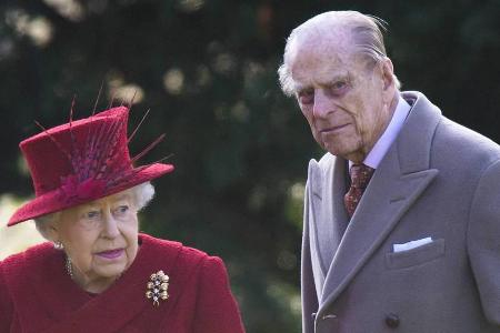 Queen Elizabeth II. und Prinz Philip nach einer Sonntagsmesse in der St. Peter und Paul Kirche in Sandringham Queen Elizabeth II. und Prinz Philip nach einer Sonntagsmesse in der St. Peter und Paul Kirche in Sandringham