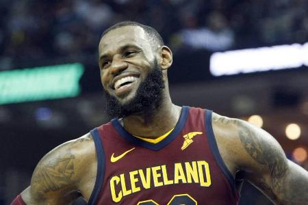 LeBron James wird für seinen Wechsel nach Los Angeles gefeiert LeBron James wird für seinen Wechsel nach Los Angeles gefeiert