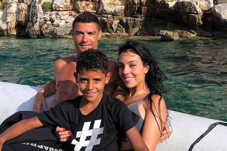 Cristiano Ronaldo macht mit Georgina Rodríguez und Sohn Cristiano Ronaldo Jr. Urlaub Cristiano Ronaldo macht mit Georgina Rodríguez und Sohn Cristiano Ronaldo Jr. Urlaub