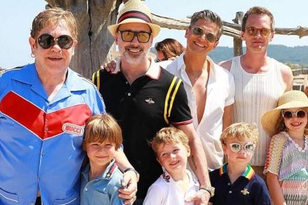 Neil Patrick Harris und Elton John machen mit ihren Familien in St. Tropez Urlaub Neil Patrick Harris und Elton John machen mit ihren Familien in St. Tropez Urlaub