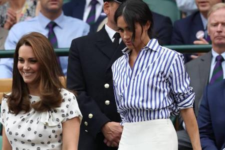Kate und Meghan auf dem Weg zu ihren Plätzen Kate und Meghan auf dem Weg zu ihren Plätzen