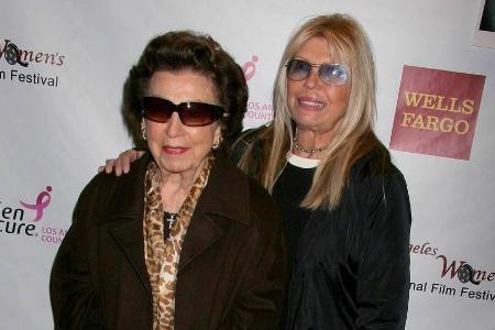 Nancy Sinatra sr. (l.) mit ihrer Tochter Nancy, die wie ihr Vater Sängerin wurde Nancy Sinatra sr. (l.) mit ihrer Tochter Nancy, die wie ihr Vater Sängerin wurde
