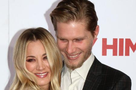 Kaley Cuoco und Karl Cook bei einem Auftritt in Westwood Kaley Cuoco und Karl Cook bei einem Auftritt in Westwood