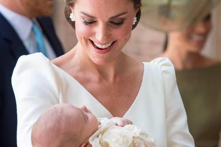 Herzogin Kate bei der Taufe des kleinen Prinz Louis Herzogin Kate bei der Taufe des kleinen Prinz Louis