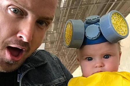 Aaron Paul posiert mit seiner verkleideten Tochter Story Aaron Paul posiert mit seiner verkleideten Tochter Story