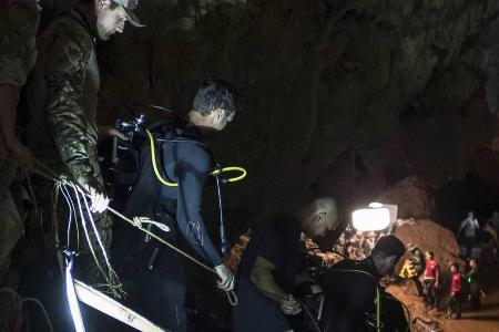 Taucher und Helfer bereiten sich in der Höhle auf ihren Einsatz vor Taucher und Helfer bereiten sich in der Höhle auf ihren Einsatz vor