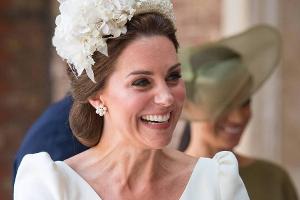 Auch auf Prinz Louis' Taufe bleibt Herzogin Kate ihrem Designer treu