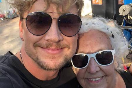 Samu Haber posiert auf einem Festival mit seinem wohl ältesten Fan-Girl Samu Haber posiert auf einem Festival mit seinem wohl ältesten Fan-Girl