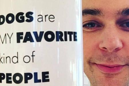 Stolz zeigt Jim Parsons seine Tasse Stolz zeigt Jim Parsons seine Tasse