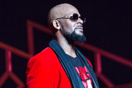 R. Kelly hat auf die Missbrauchsvorwürfe gegen ihn reagiert R. Kelly hat auf die Missbrauchsvorwürfe gegen ihn reagiert