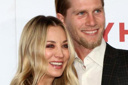 Kaley Cuoco und Karl Cook sind jetzt ein Ehepaar Kaley Cuoco und Karl Cook sind jetzt ein Ehepaar