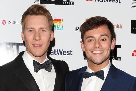 Dustin Lance Black (l.) und Tom Daley sind Eltern geworden Dustin Lance Black (l.) und Tom Daley sind Eltern geworden