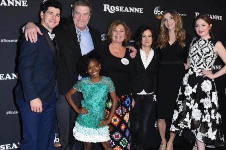 Roseanne Barr (Mitte) wird im Spin-off Roseanne Barr (Mitte) wird im Spin-off