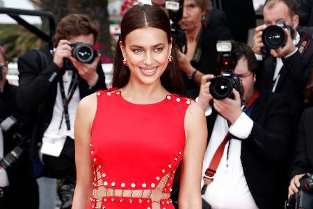 Irina Shayk sorgte mit diesem Kleid in Cannes für Aufsehen Irina Shayk sorgte mit diesem Kleid in Cannes für Aufsehen