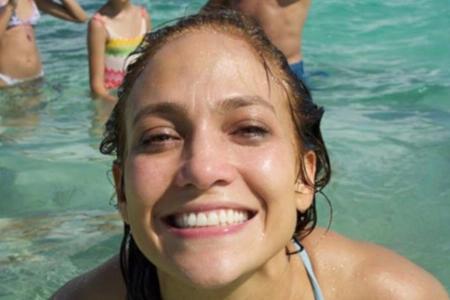 Eins der Geburtstags-Bilder zeigt Jennifer Lopez glücklich im Wasser Eins der Geburtstags-Bilder zeigt Jennifer Lopez glücklich im Wasser