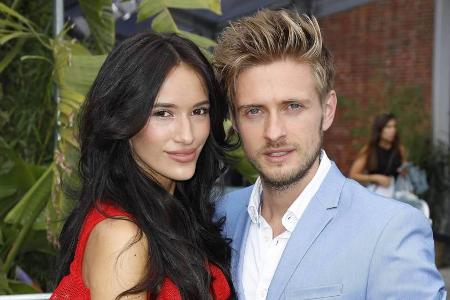Jörn Schlönvoigt und seine Verlobte Hanna Weig bei einer Fashion Show in Berlin Jörn Schlönvoigt und seine Verlobte Hanna Weig bei einer Fashion Show in Berlin