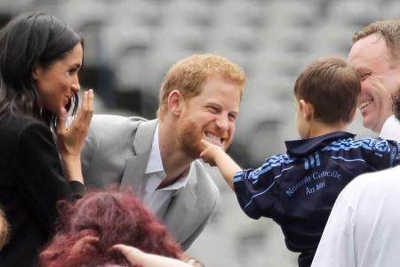 Bei ihrem aktuellen Irland-Besuch bewiesen Prinz Harry und Herzogin Meghan wieder einmal, dass sie sehr gut mit Kindern umge... Bei ihrem aktuellen Irland-Besuch bewiesen Prinz Harry und Herzogin Meghan wieder einmal, dass sie sehr gut mit Kindern umge...