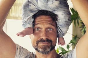 Hoch hinaus: Wayne Carpendale mit seinem Söhnchen