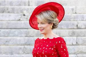 Königin Mathilde feiert in Knallrot