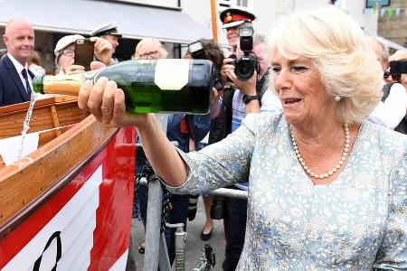 Camilla weiht ein Boot in Cornwall ein Camilla weiht ein Boot in Cornwall ein