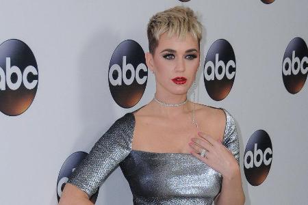 Katy Perry bei einem Auftritt in Pasadena Katy Perry bei einem Auftritt in Pasadena