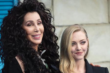 Amanda Seyfried (r.) schlüpft in Amanda Seyfried (r.) schlüpft in