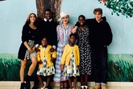 Madonna mit ihren sechs Kindern: Lourdes, David, Mercy, Rocco, Estere und Stelle Madonna mit ihren sechs Kindern: Lourdes, David, Mercy, Rocco, Estere und Stelle