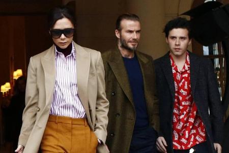 Victoria, David und Brooklyn Beckham machen sich auf den Weg zur Fashion Show von Louis Vuitton Victoria, David und Brooklyn Beckham machen sich auf den Weg zur Fashion Show von Louis Vuitton