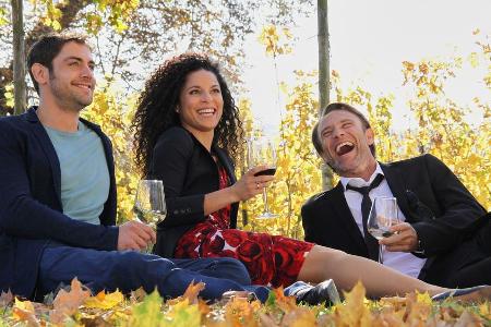 Wer den freundschaftlichen Flirt-Wettbewerb um Dr. Emilia Hasselhoff (Patricia Meeden) wohl gewinnen wird: Roy Peter Link (l... Wer den freundschaftlichen Flirt-Wettbewerb um Dr. Emilia Hasselhoff (Patricia Meeden) wohl gewinnen wird: Roy Peter Link (l...