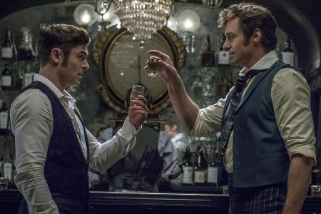 Zac Efron (l.) und Hugh Jackman stellen in Zac Efron (l.) und Hugh Jackman stellen in
