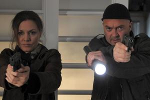 "Ein starkes Team: Geschlechterkrieg": Verena (Maja Maranow) und Otto (Florian Martens) stellen einen Einbrecher im Haus der...