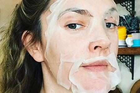 Drew Barrymore verwöhnt ihre Haut mit einer Tuchmaske Drew Barrymore verwöhnt ihre Haut mit einer Tuchmaske