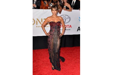 Halle Berry hat ihre Unterwäsche bei den NAACP Image Awards offenbar zuhause gelassen