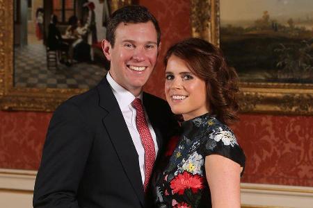 Prinzessin Eugenie und ihr Verlobter Jack Brooksbank strahlen verliebt in die Kamera Prinzessin Eugenie und ihr Verlobter Jack Brooksbank strahlen verliebt in die Kamera