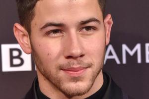Nick Jonas: Kollaboration mit Modedesigner John Varvatos