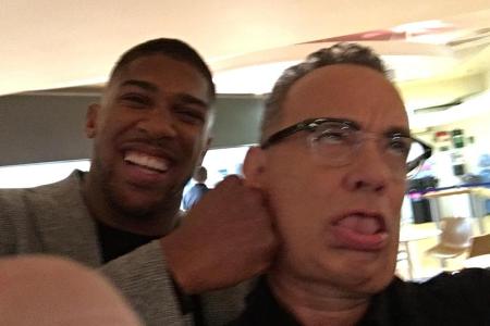 Tom Hanks (r.) und der britische Boxer Anthony Joshua hatten Spaß zusammen Tom Hanks (r.) und der britische Boxer Anthony Joshua hatten Spaß zusammen