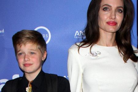 Shiloh Jolie-Pitt zusammen mit ihrer Mutter Angelina Jolie